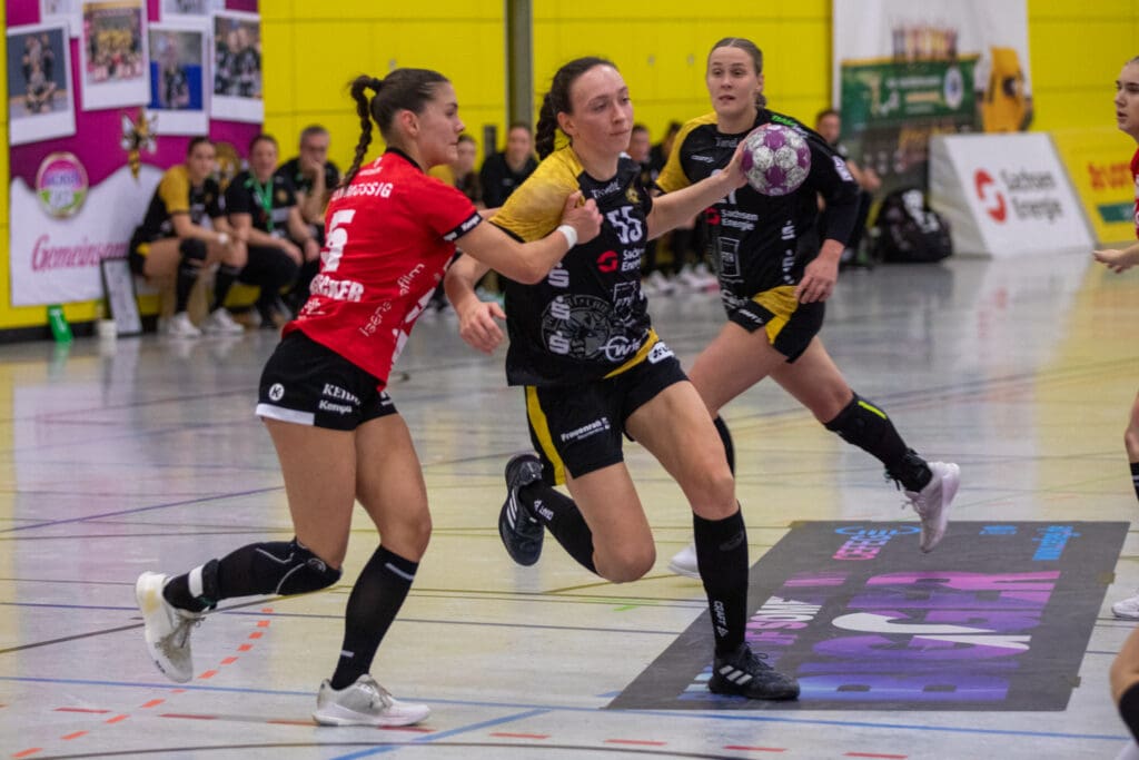 Alicja Pekala bindet eine Abwehrspielerin, Bild: Rocci Klein
